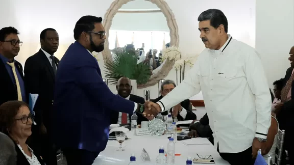 Encuentro bilateral: Maduro y Ali buscan soluciones diplomáticas tras escalada de tensiones en el Esequibo venezuela_guyana_maduro_irfaan_ali_afp.png_20896917