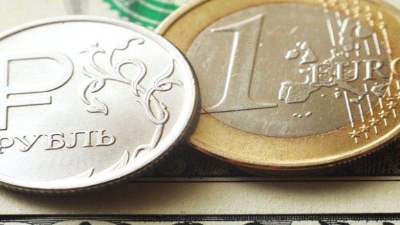 El rublo ruso se reafirma frente al euro rublo