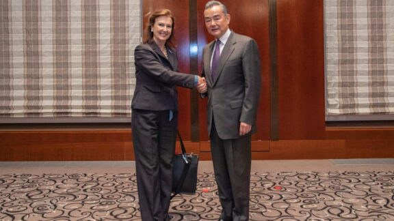 China declara a Argentina como su "socio estratégico" antes de la visita de la canciller Diana Mondino qV2SRRlFR7DnOfRU