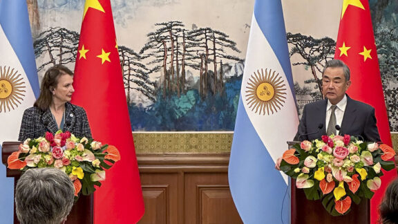 Diana Mondino concluyó su gira por China con un encuentro bilateral con el canciller chino 836229-1714493567240430045_0