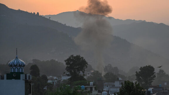 India ataca Pakistán por los atentados en Cachemira; Pakistán dice haber derribado 5 aviones indios 000_44Q87RP