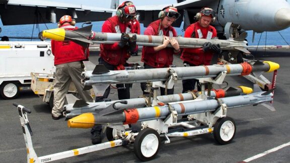 La Armada de EE.UU. firmó un contrato para la producción de misiles Sidewinder por un valor de USD 1.100 millones aim-9-top