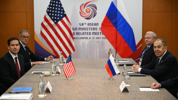 Marco Rubio se reúne con el Ministro de Asuntos Exteriores ruso en Kuala Lumpur Image