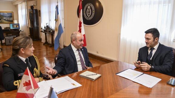 Previo a la primera reunión bilateral de defensa entre Argentina y Canadá, Luis Petri se reunió con el Embajador de Ottawa Image