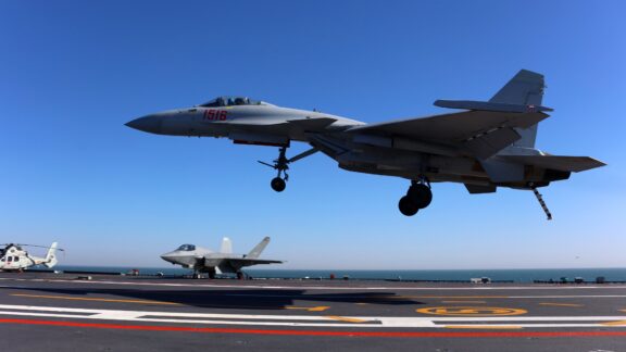 China prueba con éxito aviones en su nuevo portaaviones Fujian Image