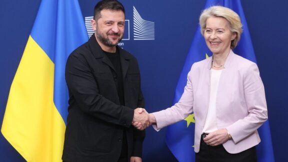 La UE finaliza un plan de defensa de 150.000 millones de euros mientras avanzan las negociaciones sobre el envío de tropas a Ucrania Image
