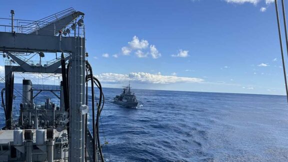 Tras participar en el UNITAS, el destructor ARA La Argentina fue reabastecido en el mar por el buque logístico ARA Patagonia Image