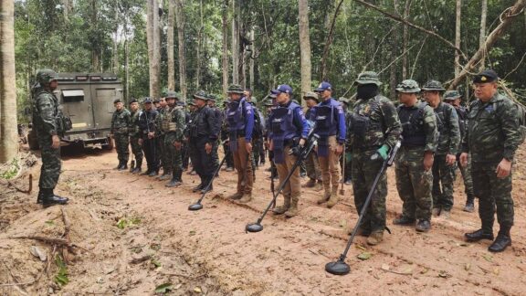 Tailandia suspende el acuerdo de alto al fuego con Camboya tras explosiones de minas antipersonales en la frontera Image