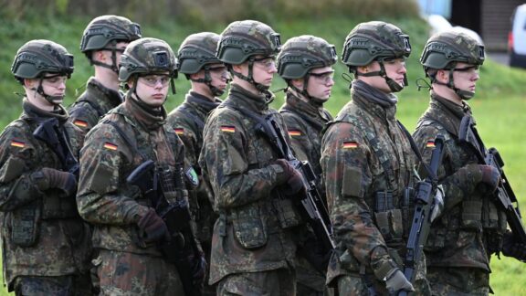 El Parlamento alemán respalda la nueva ley del servicio militar que busca aumentar el número de efectivos Image