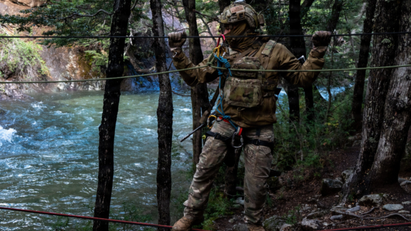 Operadores especiales de la USAF completaron un curso de combate en la Escuela Militar de Montaña argentina